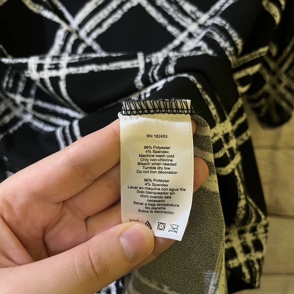 🤎3/$10 Elegant Black and White Plaid Blouse - Picture 7 of 7
